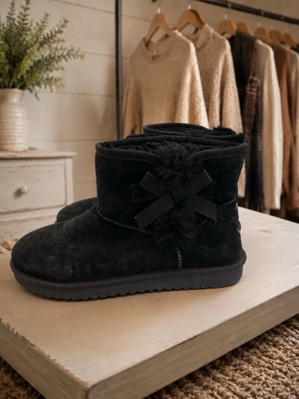 Koolaburra by UGG Victoria Mini Women’s Black Suede Bow Boots Size 9